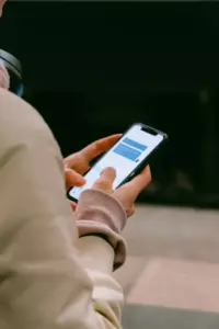 W tym roku wysłałam pocztówki świąteczne – wkrótce potem otrzymałam SMS-a o treści: „Kochanie, na zdjęciu nie jest twój mąż!”