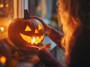 Kobieta daje cukierki na Halloween małej dziewczynce ubranej w sukienkę, którą szył jej zaginiony mąż — Historia dnia