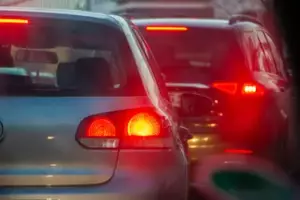 Bogaty mężczyzna w SUV-ie blokuje karetkę w ruchu ulicznym, nieświadomy, że w środku jest jego syn — Historia dnia
