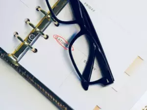 Każdej soboty mój chłopak odwiedzał swoich rodziców beze mnie, dopóki nie poszłam za nim i nie odkryłam szokującej prawdy – Historia dnia