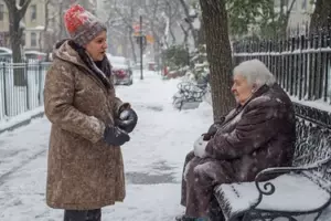 Znalazłem starszą kobietę na poboczu drogi w śnieżny Wigilijny wieczór i zabrałem ją do domu — kilka dni później pod moje drzwi podjechał luksusowy, udekorowany SUV