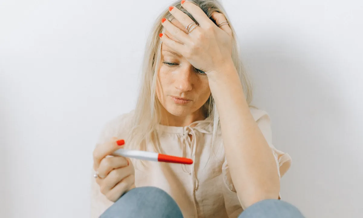 Podczas baby shower mojej siostry śmiech nagle przeniósł się na mnie. „Przynajmniej moje dziecko będzie miało tatę” – zażartowała, a wszyscy dołączyli do niej. Nawet moja mama powiedziała: