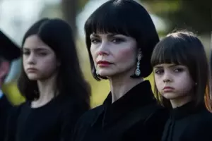 Znalazłem suknię ślubną mojej córki pociętą na kawałki, a moja pasierbica stała nad nią – myślałem, że to ona to zrobiła, ale się myliłem