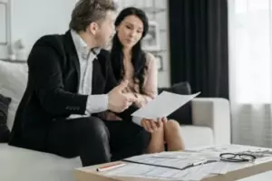 Kiedy wróciłem do domu z pracy, moje 16-letnie adoptowane córki wyrzuciły mnie i zmieniły zamki.