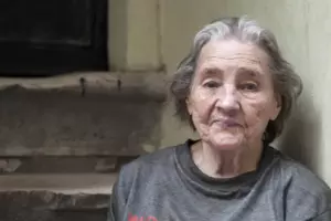 Historia dnia: Starsza matka, która straciła swój dom z powodu swoich trzech synów, łka, gdy jej prawnik mówi jej, że otrzyma willę wartą 1 milion dolarów.