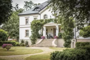 Historia dnia: Ojciec czwórki dzieci, który mieszka w namiocie, daje ostatnie dwa dolary nieznajomemu na stacji benzynowej i budzi się, odkrywając, że posiada dużą firmę.