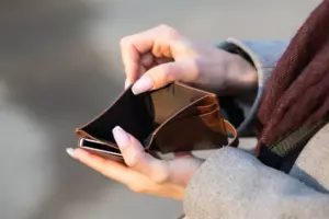 Historia na dziś: Matka sprzedaje swoje stare auto, aby nakarmić czwórkę swoich dzieci, a następnego dnia otrzymuje je z powrotem na swoim progu z listem w środku.