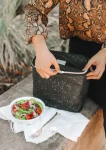 Historia dnia: Kobieta obserwuje młodego chłopca, który codziennie je resztki z jej restauracji.