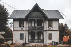 Historia dnia: Kobieta obserwuje młodego chłopca, który codziennie je resztki z jej restauracji.