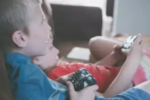 Podczas gdy mój mąż milczy, mój pasierb okazuje brak szacunku moim dzieciom i wprowadza chaos w naszym domu. Nauczyłam go trochę manier.