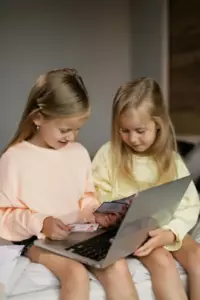 Kiedy z moim małżonkiem odwiedziliśmy sierociniec, aby adoptować dziecko, odkryliśmy dziewczynkę, która była dokładną kopią naszej córki.