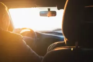 Historia dnia: Bogaty mężczyzna w SUV-ie zatrzymuje karetkę w korku, nie zdając sobie sprawy, że jego syn jest w środku.