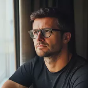 „Tato, w chatce jest dziecko, które płacze!” – powiedział mój syn, kiedy go znalazłem po tym, jak zgubił się w lesie.