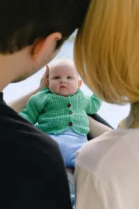 Historia dnia: Córka wyklucza starą matkę z domu za próbę ukradzenia jej syna.