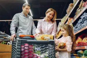 Historia dnia opowiada o mężczyźnie, który słyszy szczekanie swojego psa z oddali i odkrywa, że pies siedzi obok porzuconego dziecka.