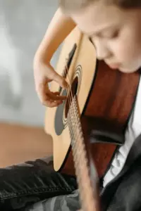 Upewniłem się, że moja siostra nauczyła się lekcji, gdy złamała gitarę mojego dziecka, ponieważ jej syn nie potrafił na niej grać.