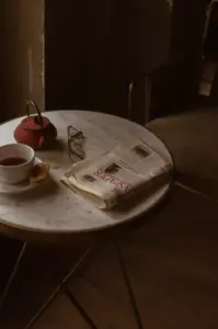 Historia dnia: Po tym, jak menedżer restauracji wyrzuca starszą kobietę, która błaga o schronienie, następnego dnia widziana jest, jak siedzi z właścicielem.
