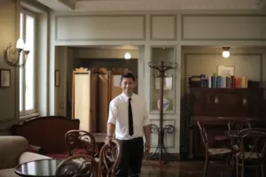 Historia dnia: Po tym, jak menedżer restauracji wyrzuca starszą kobietę, która błaga o schronienie, następnego dnia widziana jest, jak siedzi z właścicielem.