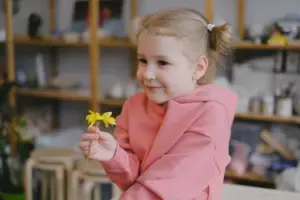 Adoptowaliśmy 4-letnią dziewczynkę – miesiąc później przyszła do mnie i powiedziała: „Mamo, nie ufaj tacie”