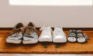 Wróciłam do domu z długiej podróży bez ostrzeżenia, a mój mąż znalazł w środku obce dziecko – „Mieszkam tutaj” – powiedział