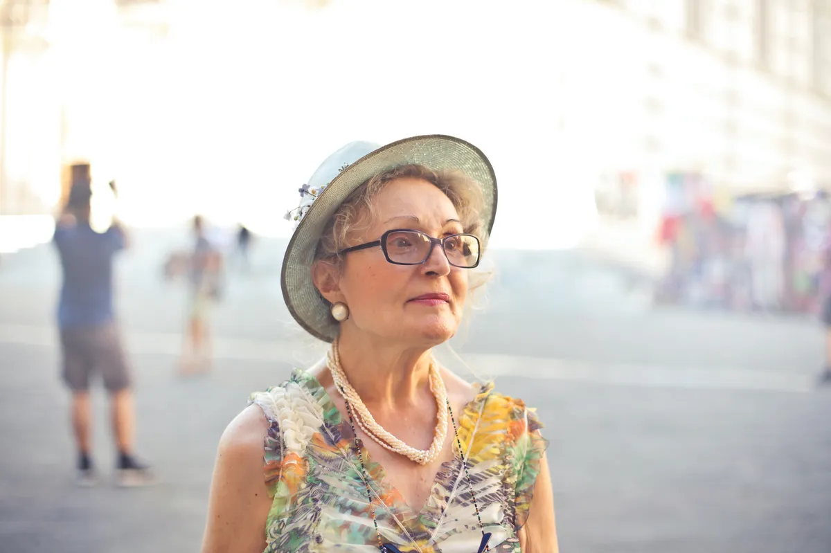 Stara samotna kobieta otrzymuje przesyłki od nieznanej osoby każdego dnia, ostatnią był nowy dom – historia dnia