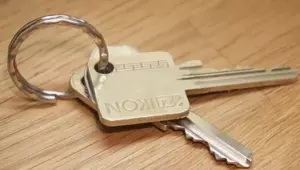 Oszustwo w branży nieruchomości zmusiło mnie do zamieszkania z marudnym nieznajomym, ale nigdy nie spodziewałem się, co wydarzy się później — Historia dnia