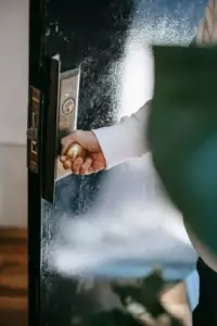 Na kilka godzin przed moim ślubem, dysk flash ujawnił wieczór kawalerski mojego narzeczonego i zniszczył wszystko — Historia dnia