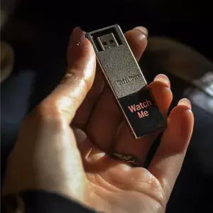 Na kilka godzin przed moim ślubem, dysk flash ujawnił wieczór kawalerski mojego narzeczonego i zniszczył wszystko — Historia dnia