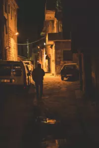 Historia dnia to, że dziadek ratuje swojego wnuka z domu zniszczonego przez powódź, a później nieznajomy daje mu klucze do nowego domu.