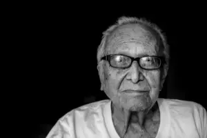 Historia dnia: Po latach służenia zrzędliwemu emerytowi, pewnego dnia zostawia on klucze do swojego domu jako napiwek.