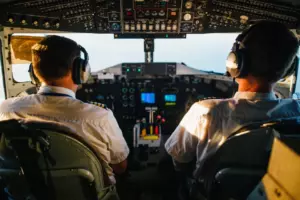 Historia dnia: Pilot zwraca się do biednej starszej pani, po tym jak pasażerowie klasy biznesowej wyśmiewają ją pod koniec lotu.