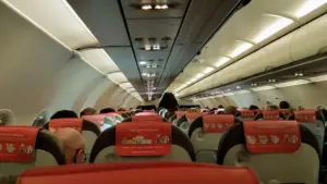 Historia dnia: Pilot zwraca się do biednej starszej pani, po tym jak pasażerowie klasy biznesowej wyśmiewają ją pod koniec lotu.