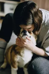 Wiedząc, że najstarszy pies w schronisku ma przed sobą tylko miesiąc życia, adoptowałam go z zamiarem uczynienia go jak najszczęśliwszym.
