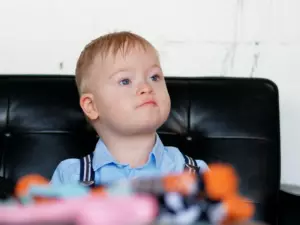 Historia dnia: Samotny ojciec adoptuje chłopca z zespołem Downa, którego nikt nie chciał, a po latach dowiaduje się o 1,2 milionowym spadku dziecka.