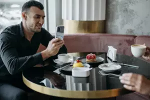 Dzienna Historia: Mężczyzna, który jest pewny, że jego zmarła była żona miała tylko jedno dziecko, spotyka kopię swojej córki.