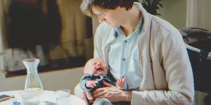 Historia dnia: Dziewczynka mówi samotnemu ojcu, aby wyrzucił mężczyznę z płaczącym dzieckiem z kawiarni, a potem ich drogi znów się krzyżują podczas rozmowy o pracę.