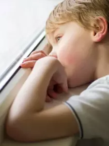 Zniszczony, zabrałem mojego syna na wakacje po pochowaniu mojej żony, a kiedy on wykrzyknął: „Tato, patrz, mama wróciła!” – zmroziło mi krew w żyłach.