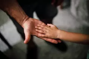 Zniszczony, zabrałem mojego syna na wakacje po pochowaniu mojej żony, a kiedy on wykrzyknął: „Tato, patrz, mama wróciła!” – zmroziło mi krew w żyłach.