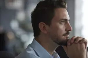 Historia dnia: Milioner odkrywa, że jego matka żyje pod mostem, bez jedzenia i ubrań.