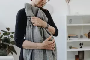 Odwiedziłam moją chorą teściową, żeby dać odpocząć mojemu zmęczonemu mężowi — to, co odkryłam, pozostawiło mnie bez tchu