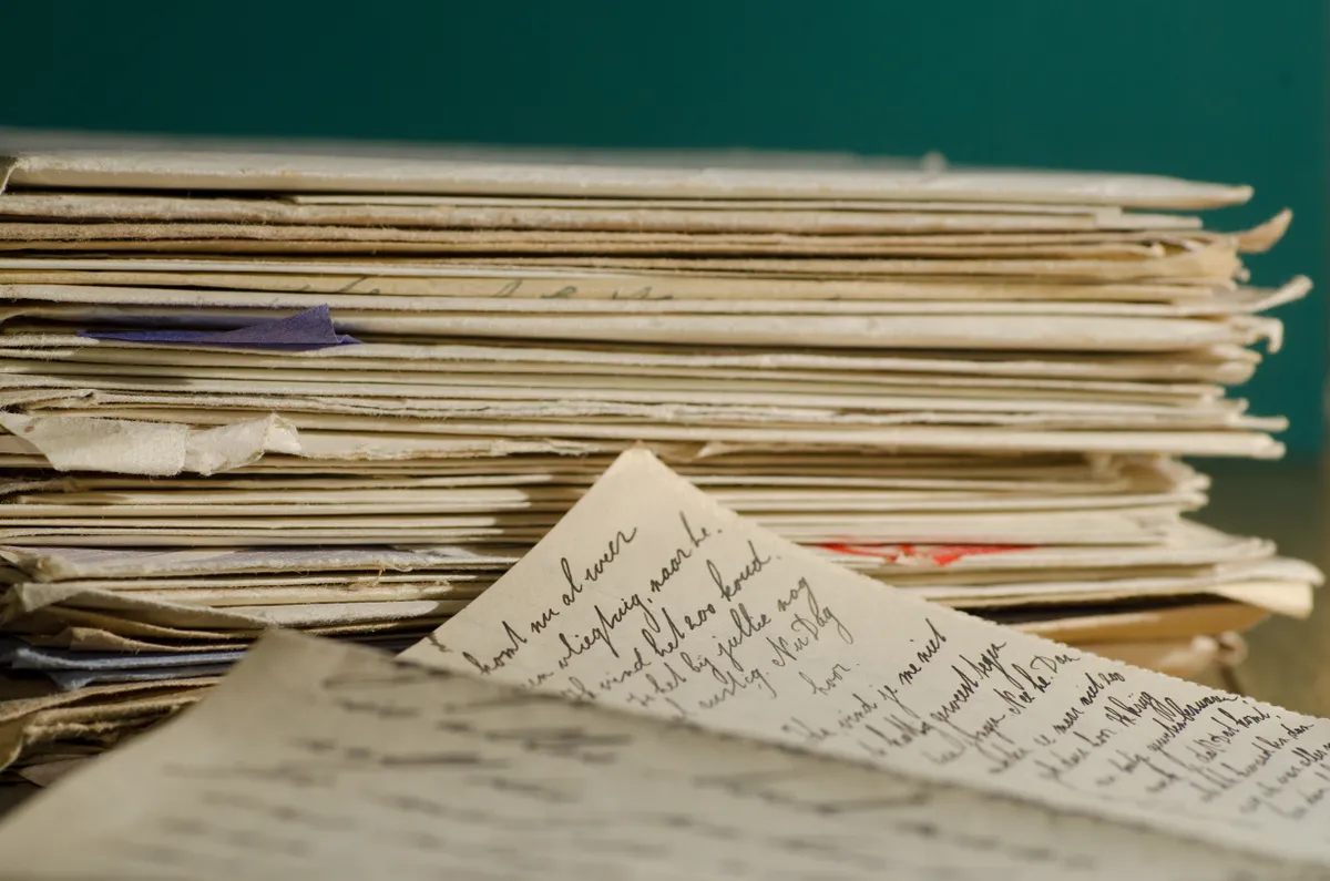 Kobieta ignoruje listy od mężczyzny, którego opuściła 53 lata temu, odwiedza go raz i znajduje zrujnowany dom - Historia dnia