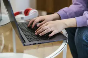 Słyszałam, jak mój syn powiedział przez telefon: „Cześć, mamo! Odwiedzę cię jutro zamiast iść do szkoły”. Postanowiłem pójść za nim.