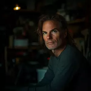 Weszłam do zamkniętego garażu mojego męża, gdzie spędzał każdą noc. Wszędzie leżały porozrzucane zdjęcia pięknej młodej kobiety.