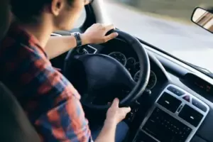 Weekendowy wypad ojca na kemping zamienia się w koszmar, gdy jego syn znika w ciemnym lesie