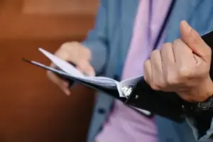 Mój mąż rzucił pracę, bo był chory — ufałam mu i dałam mu wszystkie swoje pieniądze na leczenie, dopóki prawda nie wyszła na jaw