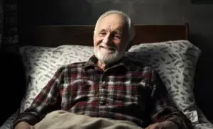 Dziewczyna znajduje zapieczętowany list ukryty od 60 lat, podczas gdy czyta swojemu niewidomemu dziadkowi.