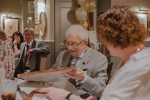 Bogaty mężczyzna porzucony przez swoich rodziców w sierocińcu, znajduje ich 57 lat później w domu opieki: Dzisiejsza historia.