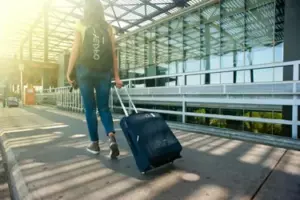 Uprzywilejowana para w samolocie żąda, abym zasłonił twarz, ponieważ moje blizny ich „straszą” — stewardesa i kapitan stawiają ich do pionu