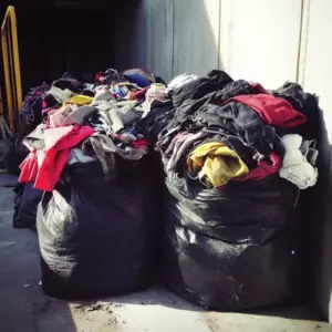 Trzy lata po śmierci mojego męża, znowu się zakochałam. Pewnego dnia moja córka powiedziała: "Mamusiu, nowy tata poprosił mnie, żebym trzymała przed tobą sekret." Czy to w porządku?