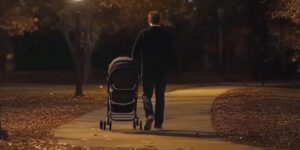 Mój mąż zabierał nasze dziecko na spacery każdego wieczoru – pewnej nocy zapomniał telefonu, więc poszłam za nim i odkryłam jego prawdziwy powód